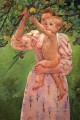 リンゴに手を伸ばす赤ちゃん 母親の子供たち メアリー・カサット